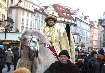 Tři králové na velbloudech projdou historickým centrem Prahy